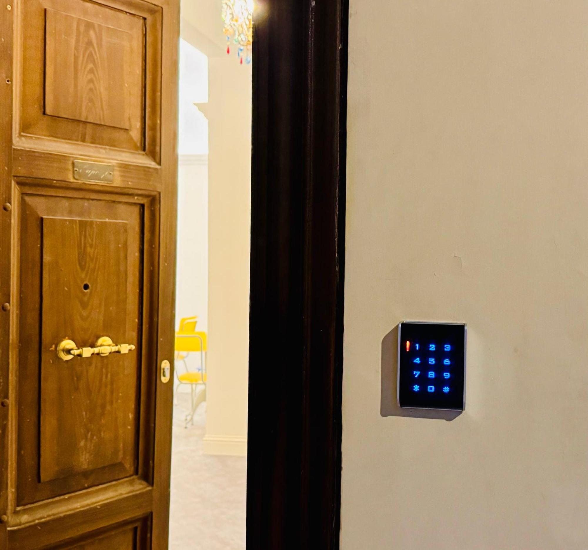 Antiqua Domus Hotel Rome Bagian luar foto